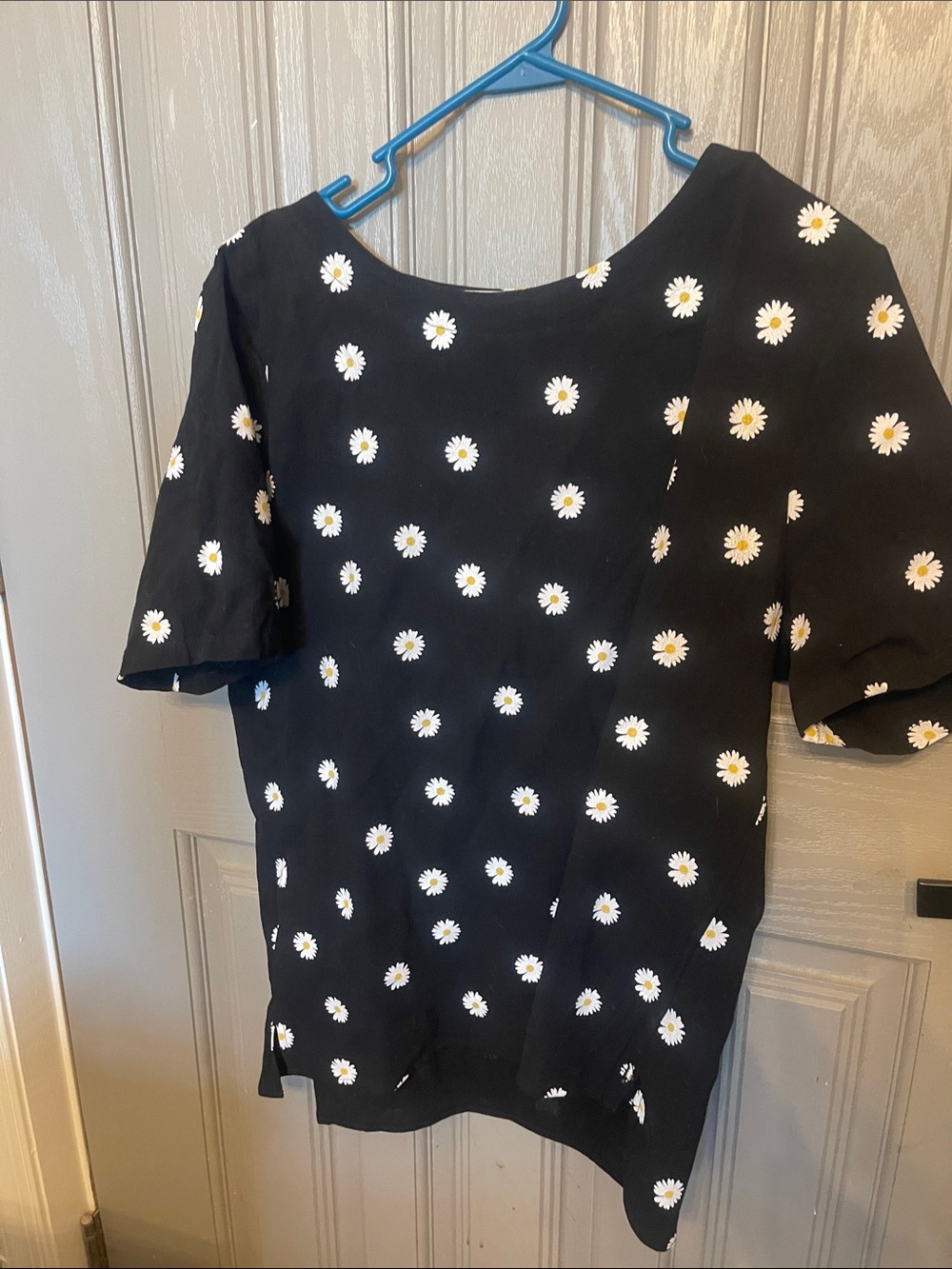 Women’s Black Daisy Print Short Sleeve Tee